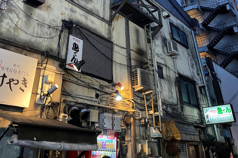 すすきのラーメン店「けやき」の路地を入る角の写真。